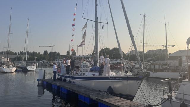 Nomad met vlaggetjes in de haven bij de thuiskomst