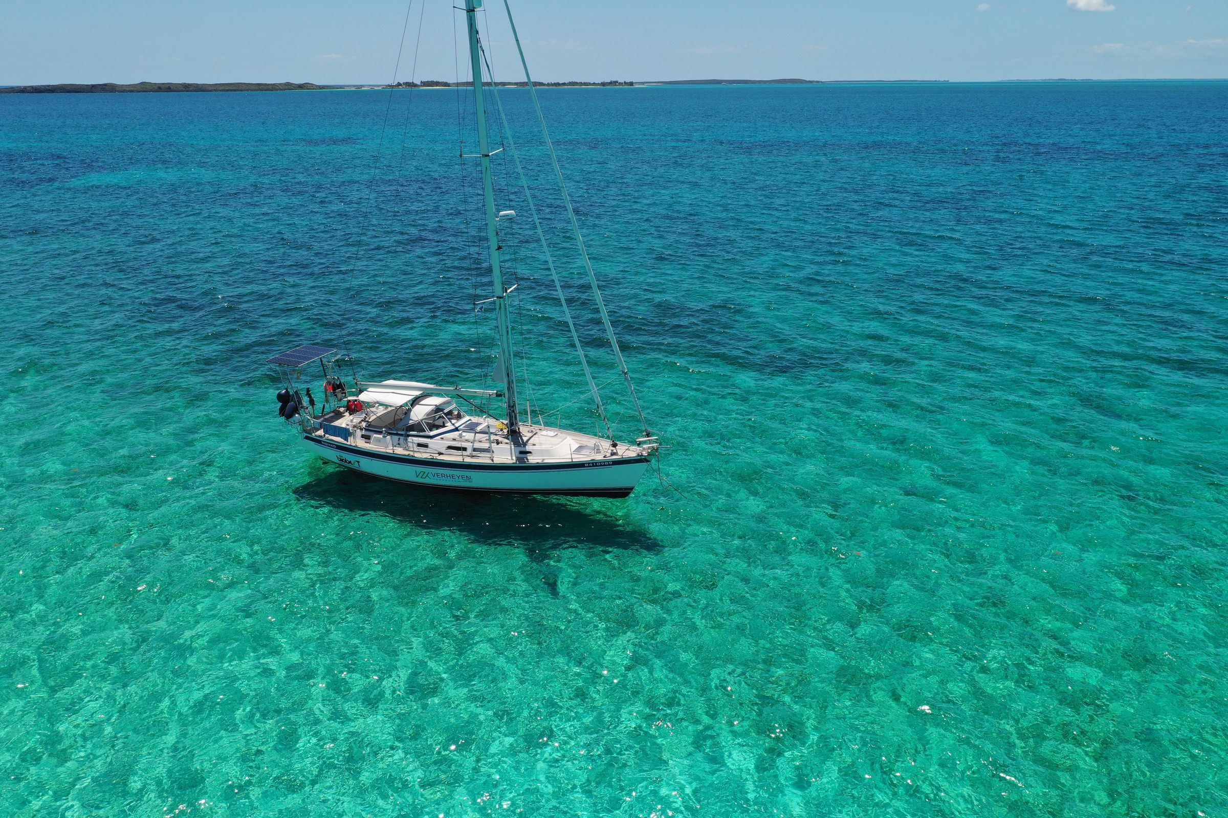 Nomad voor anker in turquoise water op de Bahama's